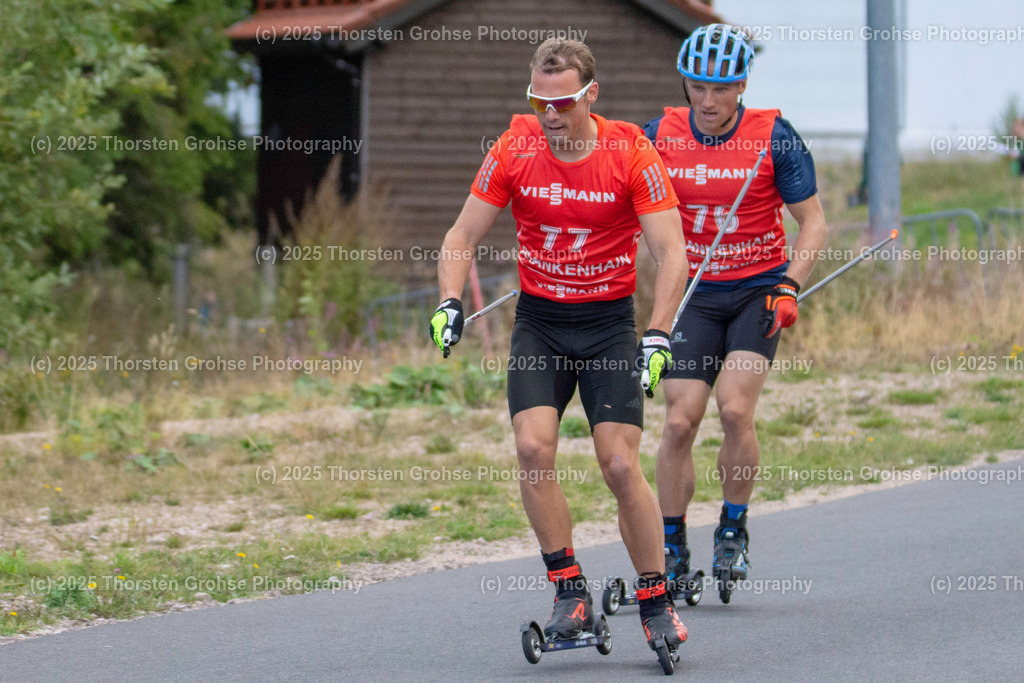 Deutsche Meisterschaften Biathlon | Deutsche Meisterschaften Biathlon, Speziallanglauf Maenner am 14.09.2018 in der DKB SKI ARENA in Oberhof, (Deutschland)

Bild: Schempp Simon vom SZ Uhingen / Zoll (77)
Lesser Erik vom SV Frankenhain / BwO (76) - Realisiert mit Pictrs.com