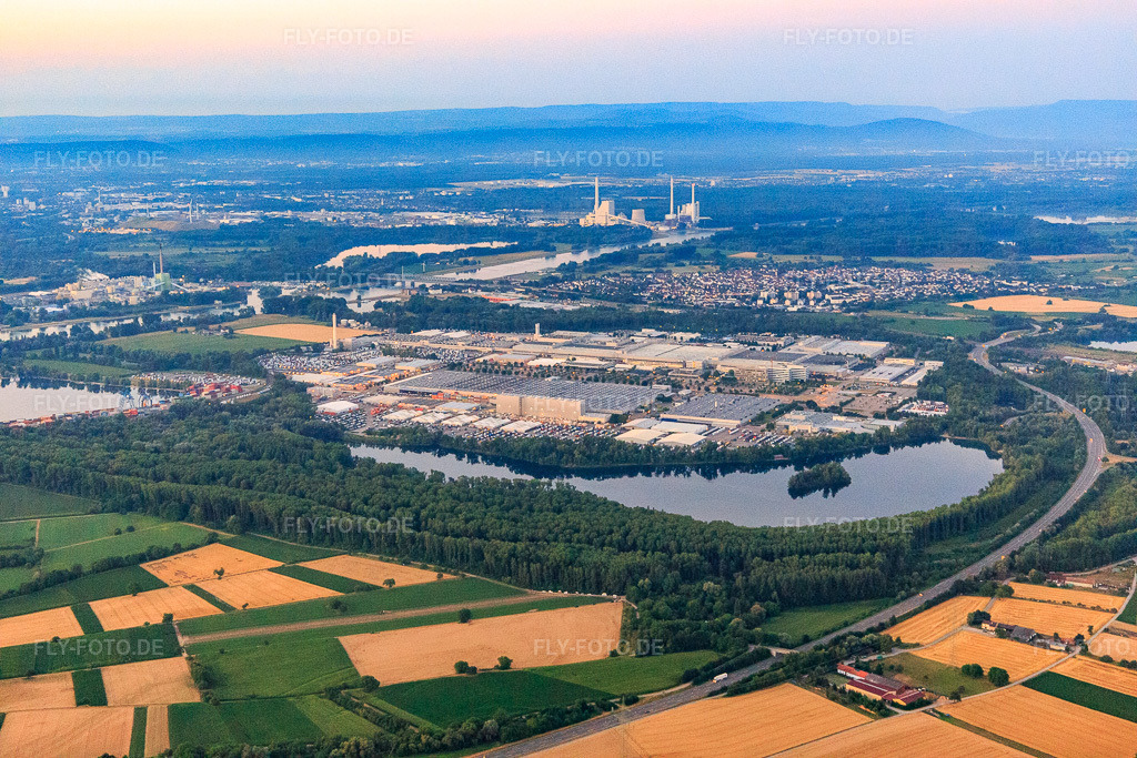 Luftbild: Übersicht des Industriepark Wörth GmbH am Morgen aus Nordwesten jenseits des Sees Kiefer Rathjen mit Mercedes-Benz Trucks in Wörth am Rhein im Bundesland Rheinland-Pfalz in Deutschland. Foto: IMG_101479.jpg vom 08.07.2017 durch Werner Riehm/FLY-FOTO.deWWW.IPWGMBH.DE