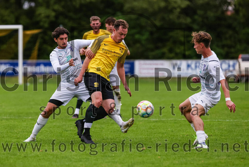 2023-08-09_120_FC_Moosinning_II_gegen_SpVgg_Altenerding | Moosinning, Deutschland, 09.08.2023:
Fußball, Kreisliga 2023 / 2024, 3. Spieltag, FC Moosinning II gegen SpVgg Altenerding, Endergebnis: 1:1

Pedro Flores (SpVgg Altenerding, #6), Alexander Hofmeister (FC Moosinning, #11), Marc Winkelmann (SpVgg Altenerding, #20)

Foto: Christian Riedel / fotografie-riedel.net