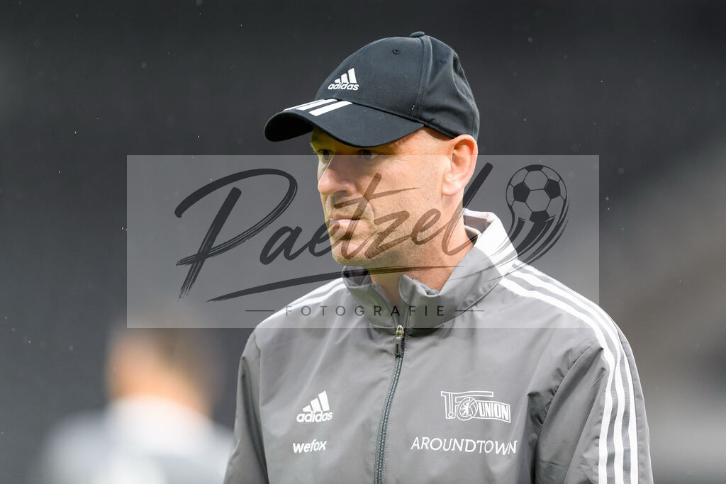 FCUKUO20210826_064 | Fussball, Herren: Co-Trainer Markus Hoffmann (1.FC Union Berlin) schaut beim Spiel der UEFA Conference League zwischen 1. FC Union Berlin und Kuopion PS im Olympiastadion am 26.08.2021 in Berlin, Deutschland. - Realisiert mit Pictrs.com