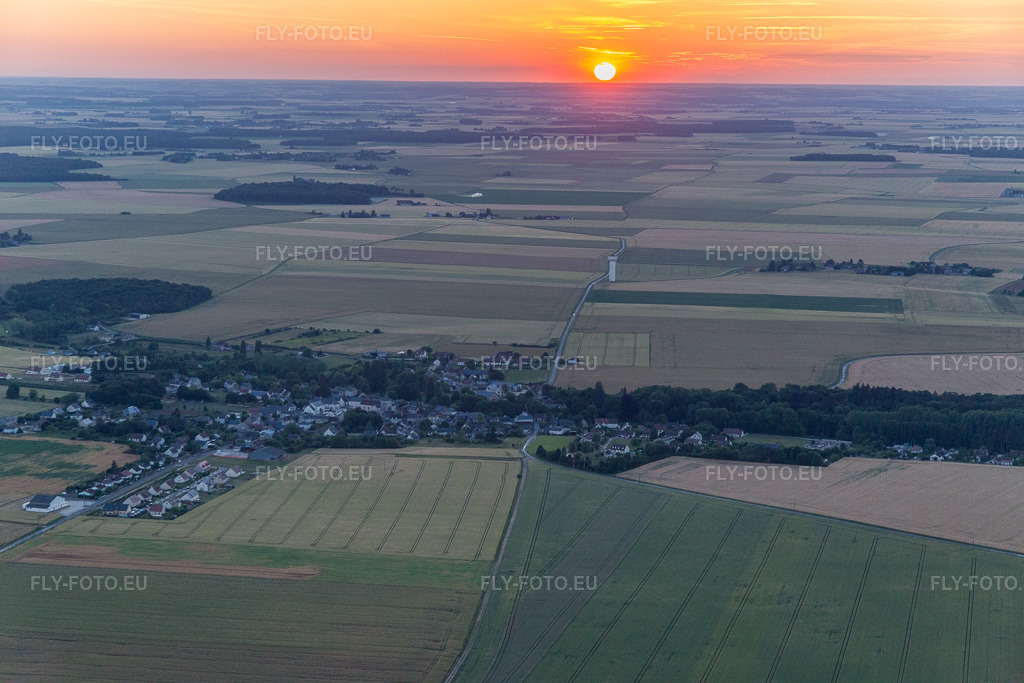 Vue aérienne: Coucher de soleil sur le paysage de la vallée de la Loire à Saint-Bohaire dans le département Loir et Cher, France. Photo: IMG_081366.jpg prise le 19/06/2015 par Werner Riehm/FLY-FOTO.euRésolution de l'original: 5472 x 3648 px