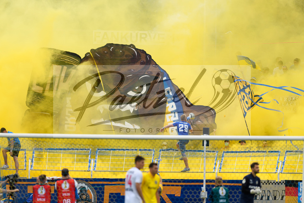 LLELEV20210807_003 | Fussball, Herren: . Fans vom 1. FC Lokomotive Leipzig mit Pyrotechnik beim Spiel der 1. Runde im DFB-Pokal zwischen 1. FC Lokomotive Leipzig und Bayer 04 Leverkusen im Bruno-Plache-Stadion am 07.08.2021 in Leipzig, Deutschland.DFB / DFL REGULATIONS PROHIBIT ANY USE OF PHOTOGRAPHS AS IMAGE SEQUENCES AND/OR QUASI-VIDEO. - Realisiert mit Pictrs.com