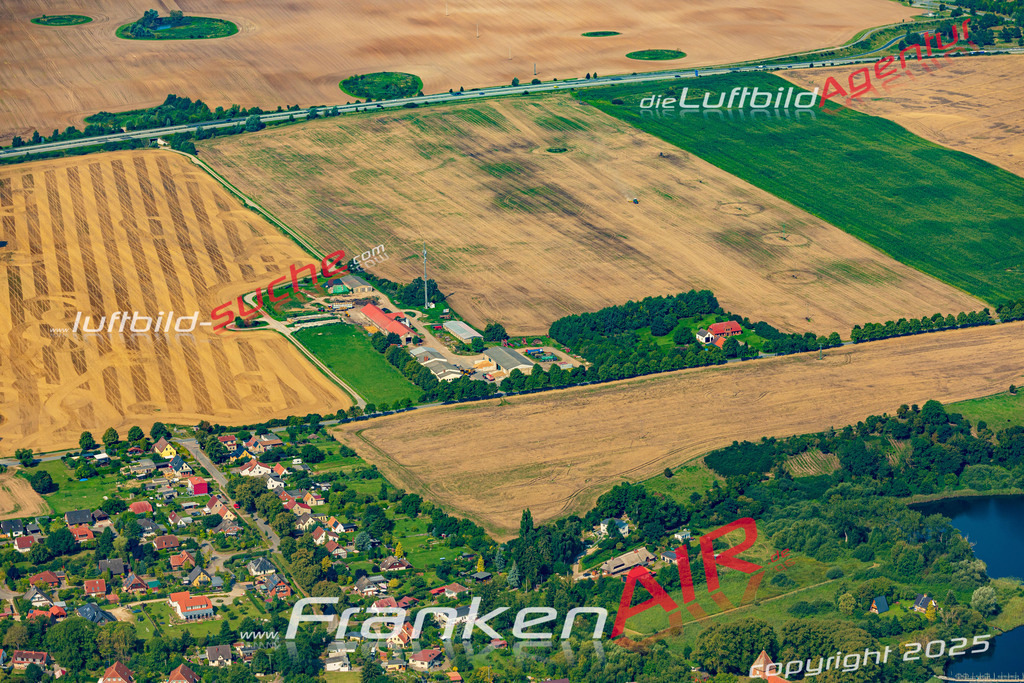 Luftaufnahme Zittow Leezen - Die Luftaufnahme wurde 2025 vom UL-Flugzeug heraus erstellt ( ohne Drohne ) - Hochauflösende Luftaufnahme - für professionelle Ausdrucke geeignet. Die Geschenkidee !Mit Lizenz und Bildrechte bestellbar