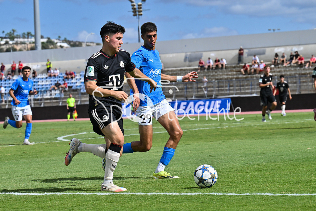 Papohs FC U19 - FC Bayern München U19 | im Duell Felipe CHAVEZ (FCB #10) und Kosmas IOANNOU (Paphos FC U19 29) / Zweikampf / UEFA Youth League: Paphos FC U19 - FC Bayern München U19; Stelios Kyriakides Stadium am 30.09.2025
