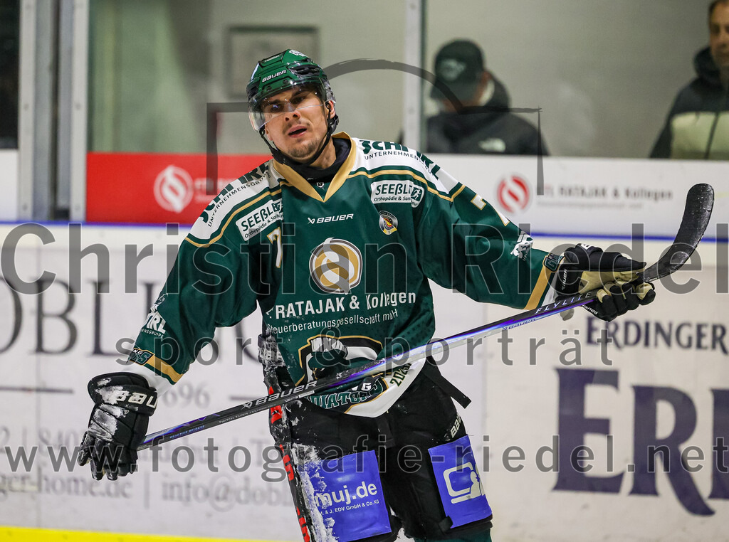 2025-11-25_129_TSV_Erding_gegen_EHF_Passau_Black_Hawks | Erding, Deutschland, 25.11.2025:Eishockey, Oberliga Süd 2025 / 2026, 20. Spieltag, TSV Erding gegen EHF Passau Black Hawks, Endergebnis: 2:3 n.V.Louis Trattner (Erding Gladiators, #7)Foto: Christian Riedel / fotografie-riedel.net