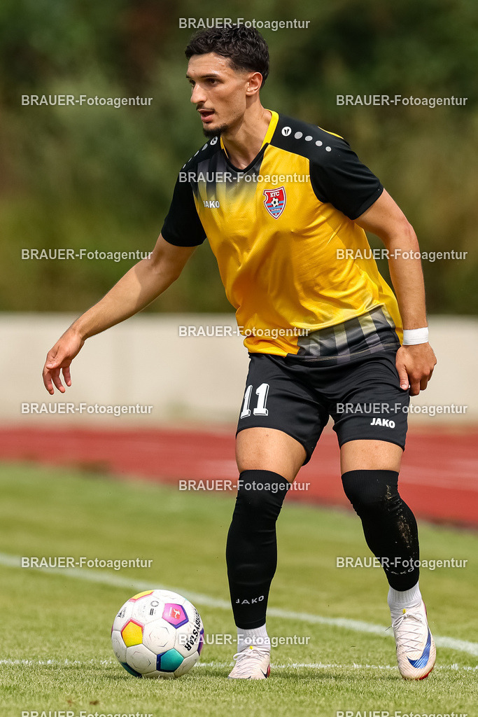 1_SVSKFC_20250726_0147.JPG -  - SV Schermbeck - KFC Uerdingen  - Testspiel | Schermbeck, Deutschland, 26.07.25: Batuhan Özden (KFC Uerdingen) in Aktion, am Ball, Einzelaktion während des Testspiel Spiels zwischen SV Schermbeck - KFC Uerdingen  in der Volksbank Arena am 26. July 2025 in Schermbeck, Deutschland. (Foto von Stefan Brauer/Brauer-Fotoagentur)