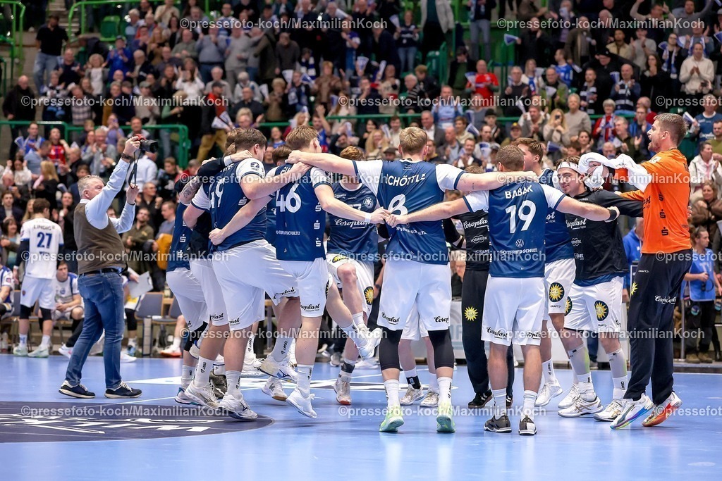 BHC11122501115 | 11.12.2025, Handball, HBL, Bergischer HC - ThSV Eisenach, Unihalle Wuppertal: Abschlussjubel nach dem 27:26 Sieg für den BHC - Mannschaftskreis 