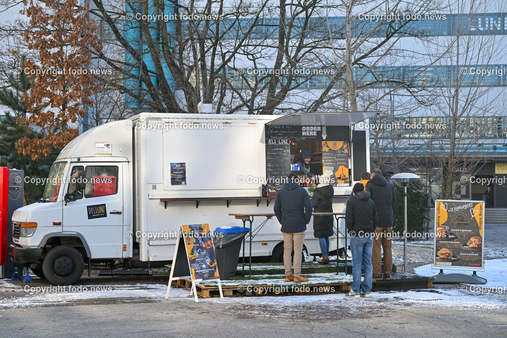 Deli Food Truck_ Le Bistro_ 09.01.2024-2 | 09.01.2024, Linz, AUT, Tabakfabrik im Bild Deli Food Truck, Le Bistro in der Tabakfabrik, Burger, Fingerfood
