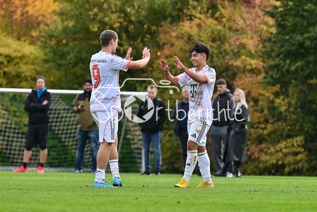 SpVgg Unterhaching U19 - FC Bayern München U19 | Jubel der Gäste nach dem Treffer zum 0-2 durch Maycon Douglas NORMANHA CAROZO (FC Bayern München U19 11) / Tor / Torschuetze / Freude / Happy / U19 DFB Nachwuchsliga: SpVgg Unterhaching - FC Bayern München; Sportschule Oberhaching am 18.10.2025