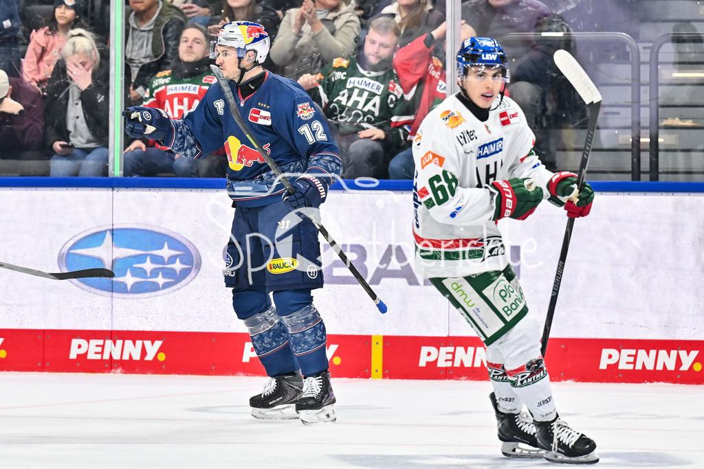 EHC RB München - Augsburger Panther | MUNICH, GERMANY - 30. DECEMBER: Jubel der Münchner nach dem Treffer zum 2-0 durch Brady FERGUSON (RB München 12) / Tor / Torschuetze / Freude / Happy während dem Match zwischen dem EHC Red Bull München und den Augsburger Panthern am 34. Spieltag der Penny DEL im SAP Garden