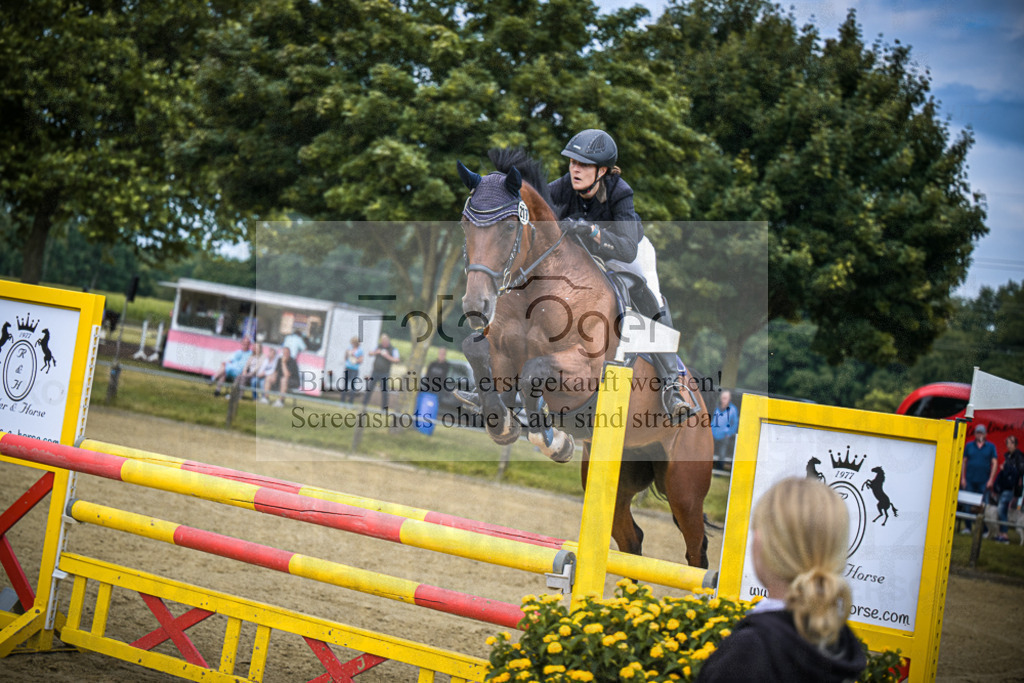 DOS_3010 | Entdecke hochwertige Reitturnierfotos von Foto Oger. Professionell, emotional und authentisch – jetzt Lieblingsmomente im Shop bestellen.Deutschlandweite Turnierfotografie. - Realisiert mit Pictrs.com