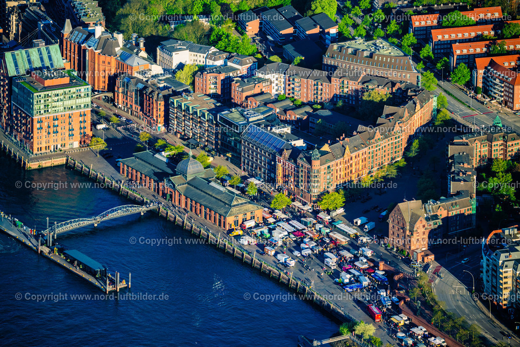 Hamburg_Altona_Fischmarkt_Fischauktionshalle_ELS_0876270425 | HAMBURG 27.04.2025 Besucher und Marktbeschicker St. Pauli Fischmarkt im Ortsteil Altonaer Fischmarkt in Hamburg, Deutschland. Weiterführende Informationen bei: Hafen Hamburg Marketing e.V. (HHM),  hamburg.de GmbH & Co. KG. // Visitors and market patrons at the St. Pauli fish market in the Altonaer Fischmarkt district in Hamburg, Germany. Further information at: Hafen Hamburg Marketing e.V. (HHM),  hamburg.de GmbH & Co. KG. Foto: Martin Elsen