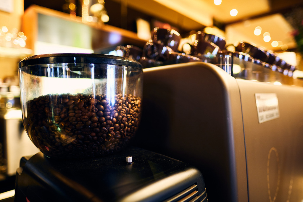 Cafe Hummel, Glas mit Kaffeebohnen und Kaffeemaschine | WIen, Austria - March 31, 2022; Cafe Hummel, Glas mit Kaffeebohnen und Kaffeemaschine. - Realisiert mit Pictrs.com