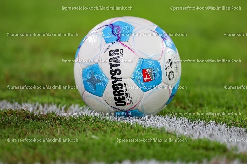 Due17012502178 | 17.01.2025, Fußball, Fortuna Düsseldorf - SV Darmstadt 98, 2.. Fußball Bundesliga, 18. Spieltag, Merkur Spiel-Arena, Saison 2024 2025: offizieller Spielball der zweiten Liga auf dem Spielfeld Nahaufnahme Detail Symbol SymbolbildDFB regulations prohibit any use of photographs as image sequences and or quasi-video.