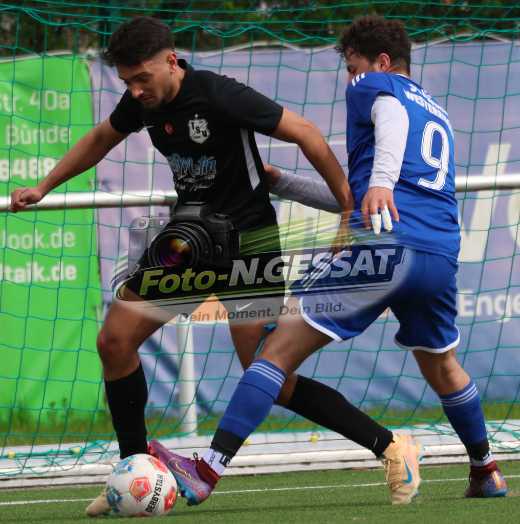 SV Enger-Westerenger - TSV Löhne | Auf dem Bild zu sehen: blau SV Enger-Westerenger: Taha Baroude ; schwarz TSV Löhne: Leon TomusicSV Enger-Westerenger, TSV Löhne, Saison 25/26, Kreisliga A, Enger, Deutschland - Realisiert mit Pictrs.com