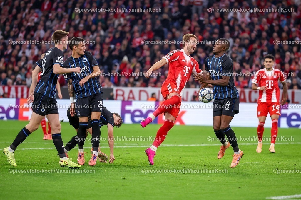 UCL22102501092 | 22.10.2025, Fußball, UEFA Champions League, FC Bayern München - Club Brügge, Allianz Arena, Saison 2025 2026: Harry Kane (FC Bayern Muenchen #09) im Zweikampf gegen  Joel Ordonez (Club Bruegge #04) Regulations prohibit any use of photographs as image sequences and or quasi-video.
