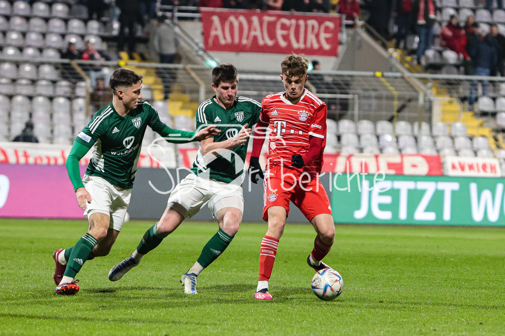 FC Bayern Amateure - 1. FC Schweinfurt | Paul WANNER (FCB #31) setzt sich im Zweikampf durch