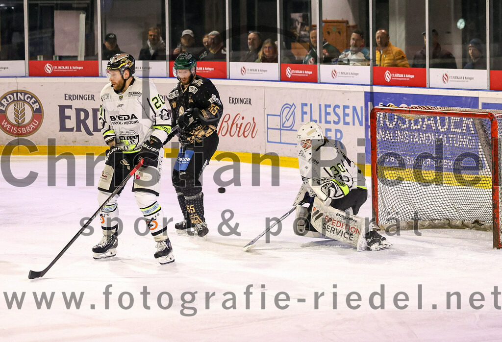 2024-03-01_049_TSV_Erding_gegen_ERSC_Amberg | Erding, Deutschland, 01.03.2024:
Eishockey, Bayernliga Playoffs 2023 / 2024, 5. Spieltag, TSV Erding gegen ERSC Amberg, Endergebnis: 9:0

Kevin Lavallee (ERSC Amberg, #20), Petr Pohl (Erding Gladiators, #55), Torwart Janik Engler (ERSC Amberg, #30)

Foto: Christian Riedel / fotografie-riedel.net