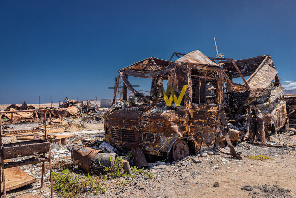 Verrosteter Schrott auf einem Schrottplatz---Fuerteventura | Nirgendwo ist die vergänglichkeit so sichtbar wie auf einem Schrottplatz. Überall verfall, und zerfallene Strukturen. Alles rostet gnadenlos dahin bedingt durch den staendigen Wind und die salzhaltige Luft auf Fuerteventura. - Realisiert mit Pictrs.com