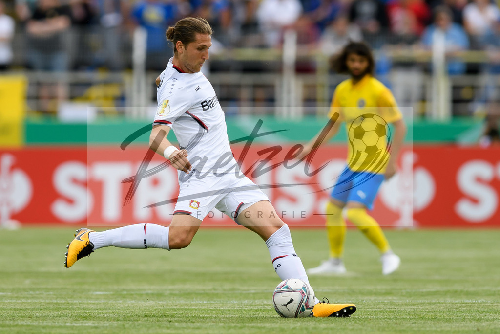 LLELEV20210807_044 | Fussball, Herren: Panagiotis Retsos (Bayer 04 Leverkusen) in Aktion, am Ball, Einzelaktion beim Spiel der 1. Runde im DFB-Pokal zwischen 1. FC Lokomotive Leipzig und Bayer 04 Leverkusen im Bruno-Plache-Stadion am 07.08.2021 in Leipzig, Deutschland.DFB / DFL REGULATIONS PROHIBIT ANY USE OF PHOTOGRAPHS AS IMAGE SEQUENCES AND/OR QUASI-VIDEO. - Realisiert mit Pictrs.com