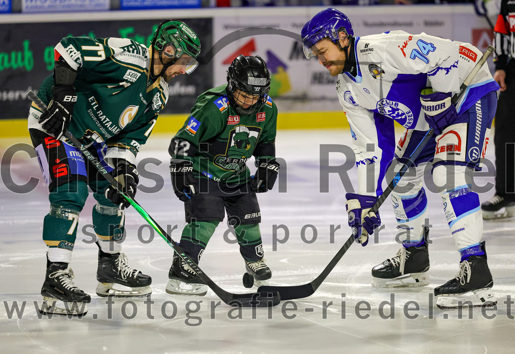 2026-01-23_017_TSV_Erding_gegen_SC_Riessersee | Erding, Deutschland, 23.01.2026:Eishockey, Oberliga Süd 2025 / 2026, 40. Spieltag, TSV Erding gegen SC Riessersee, Endergebnis: 6:5 n.V.Philipp Michl (Erding Gladiators, #77), Jesse Roach (SC Riessersee, #74)Foto: Christian Riedel / fotografie-riedel.net