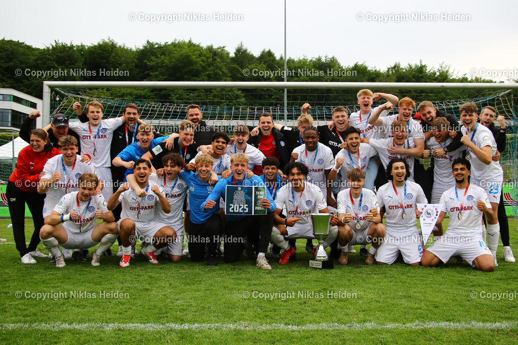 NH_JFVLübeckU19_HolsteinKielU19_SHFVLandespokal_29052025 | Die Holstein Kiel U19 bejubelt den Gewinn des Landespokals der A-Junioren.Fußball I Junioren I SHFV-Landespokal (A-Junioren) I Saison 2024-2025 I Finale I JFV Lübeck U19 - Holstein Kiel U19 I 29.05.2025 I Uwe-Seeler-Fußball-Park