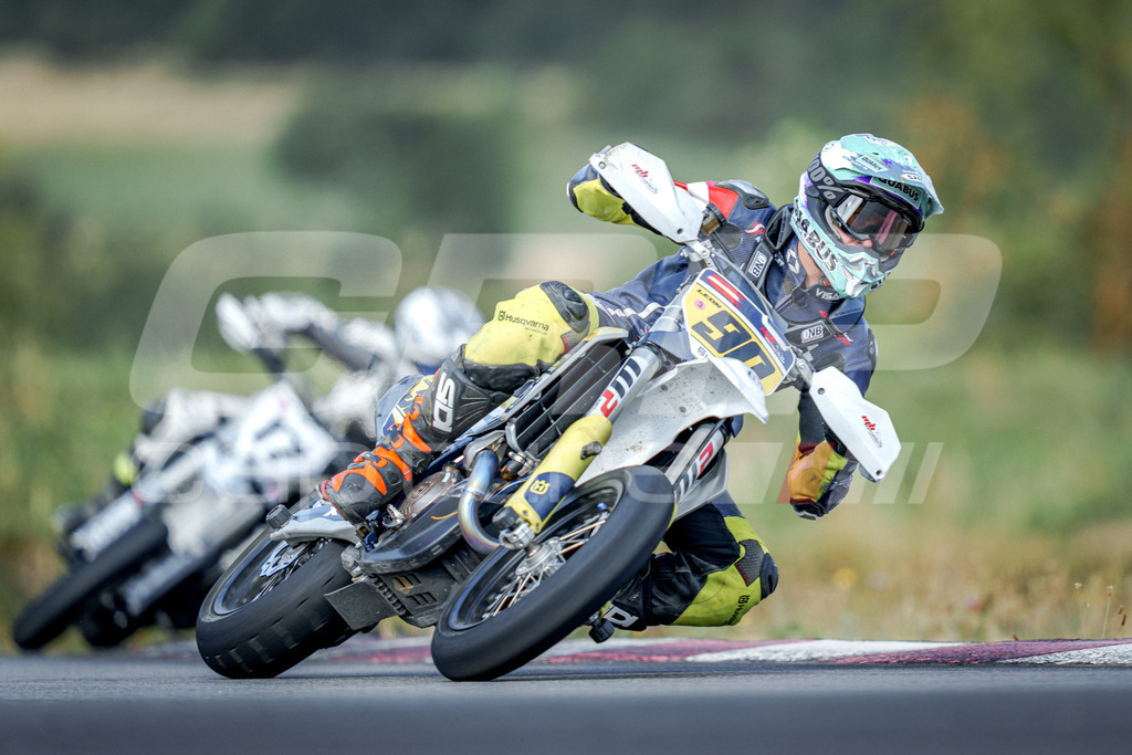 SuperMoto_Staatsmeisterschaft_Fuglau-290 | GRIPcapture steht für authentische Sportfotografie in Österreich – für Momente, die mehr sind als Geschwindigkeit oder Ergebnis. Es geht um Emotion, Spannung, Fokus und den Augenblick, der oft nur einen Wimpernschlag dauert.Ob Motorsport, Teamsport oder 