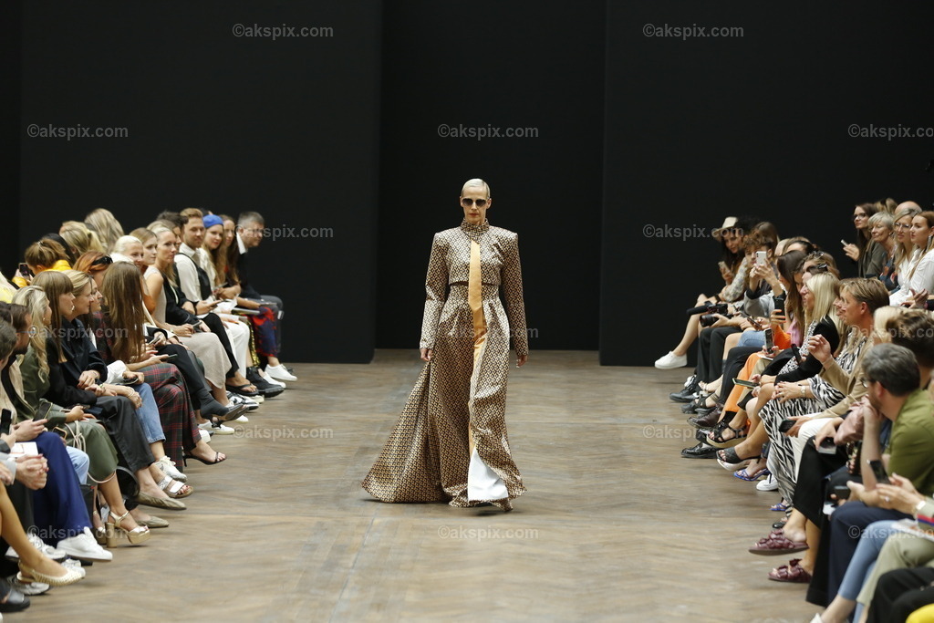 Kilian Kerner auf der  MBFW Spring/Summer 2023 | Mercedes-Benz Fashion Week (MBFW)  Frühling / Sommer 2023 im Hotel Telegraphenamt Berlin in Berlin-Mitte. Die Kollektionen von Kilian Kerner auf der MBFW Spring/Summer 2023. Das Bild zeigt Models mit der Kollektion von Kilian Kerner.