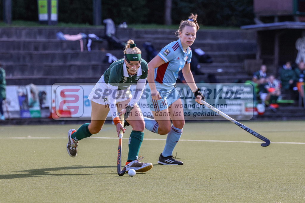 MJ_2022-10-08_Damen_HTCU-UHC-51 | Carolin Hoffmann (Uhlenhorst Mülheim #13) &amp; Lena Micheel (UHC Hamburg #10), Uhlenhorst Mülheim - UHC Hamburg am 8.10.2022 im Waldstadion, Mülheim a. d. Ruhr