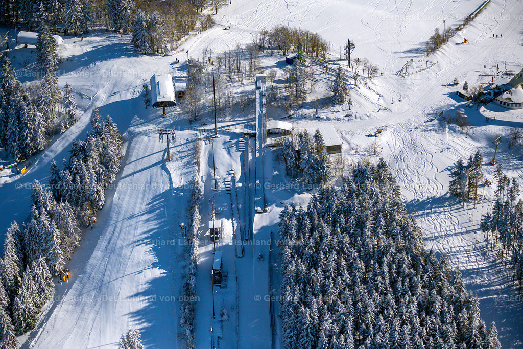 4043611 | WINTERBERG 13.02.2021 Winterlich schneebedeckte " Sankt Georg Sprungschanze " am Rothaarsteig in Winterberg im Sauerland im Bundesland Nordrhein-Westfalen. Weiterführende Informationen bei: Winterberg Touristik und Wirtschaft GmbH. // Wintry snowy the " Sankt Georg ski-jumping " hill in Winterberg at Sauerland in the state North Rhine-Westphalia. Further information at: Winterberg Touristik und Wirtschaft GmbH. Foto: Gerhard Launer