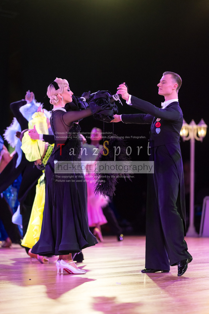 20241215_WDSF_Int_Open_Std-Riga-9145 | Tanzsportbilder, Standardtanz, Lateintanz, WDSF, DTV, LTVB, dancecomp, goc, hessen tanzt, blaues band der spree, walzer, tango, wiener walzer, slowfox, quickstepp, samba, rumba, cha-cha-cha, paso doble. jive, hd-kroft photography, turniertanzsport