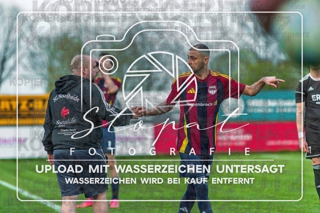 FGFSSGN-1069 | Marvin Dietrich (SG Nordheide 3 - Trainer) und Maher Alshikh (SG Nordheide 3 #04) beim Herren 3. Kreisklasse HK Spiel zwischen FG Fulde-Stellichte II und SG Nordheide III im Fulder Zentralstadion, Fulde (Simon Paul Stopat) - Realisiert mit Pictrs.com