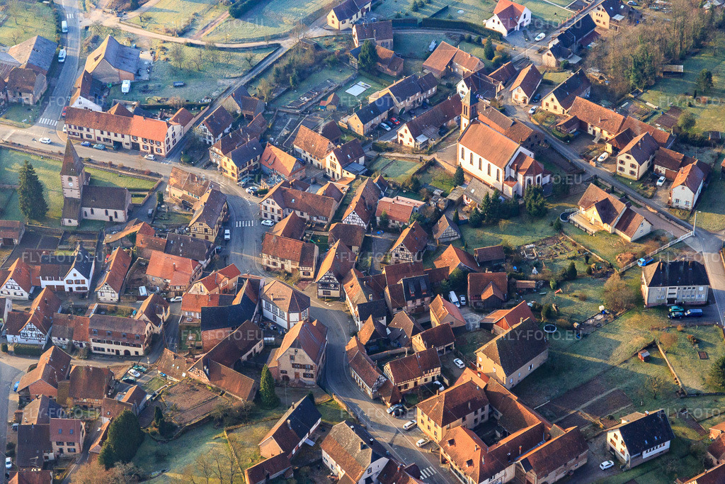 Vue aérienne: Centre du village avec église à Weiterswiller dans le département Bas Rhin, France – .Photo: IMG_105305.jpg prise le 25/03/2018 par Werner Riehm/FLY-FOTO.eu – Résolution de l'original: 5472 x 3648 px