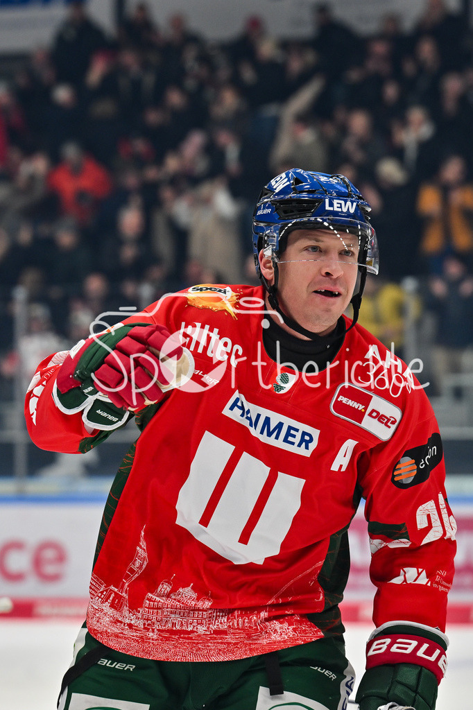 Augsburger Panther - Schwenninger Wild Wings | AUGSBURG, GERMANY - 02. JANUARY: Jubel der Panther nach dem Treffer zum 3-0 durch T. J. TREVELYAN (Augsburger Panther 24) / Tor / Torschuetze / Freude / Happy während dem Match zwischen den Augsburger Panthern und den Schwenninger Wild Wings am 35. Spieltag der Penny DEL im Curt Frenzel Stadion