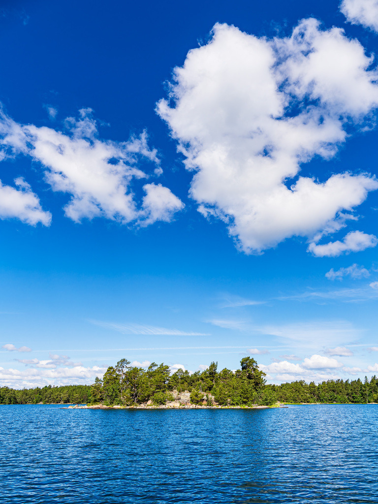 Ostseeküste mit Felsen und Bäumen im Schärengarten vor Västervik in Schweden | Ostseeküste mit Felsen und Bäumen im Schärengarten vor Västervik in Schweden.