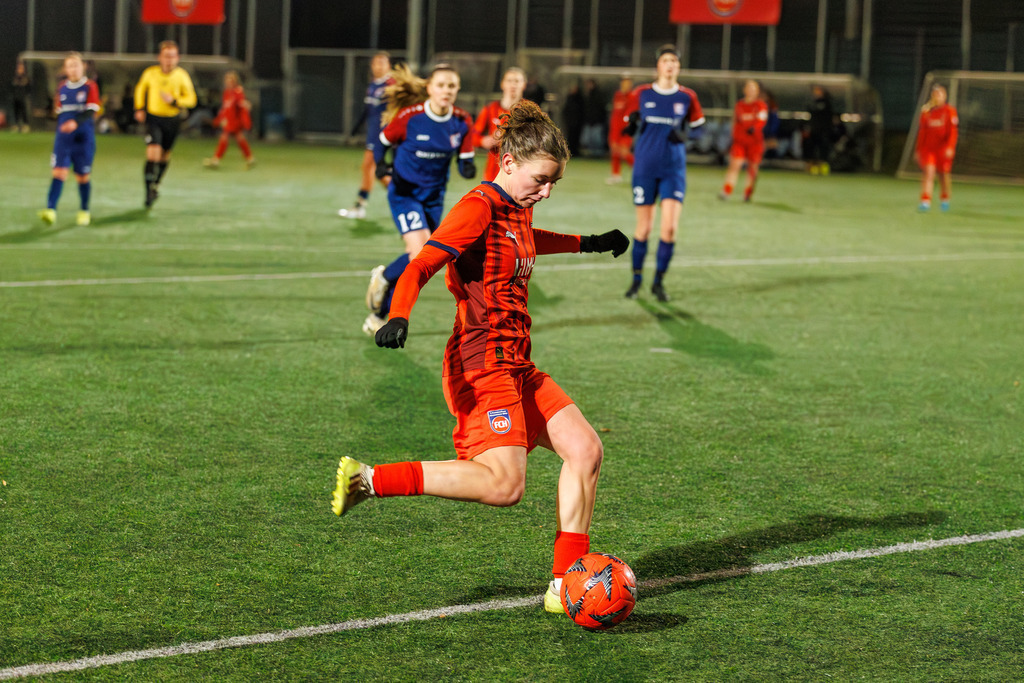 FCHFCE_251121_1676 | 1.FC Heidenheim 1846 II vs. FC Ellwangen II, Fußball, Frauen, Bezirksliga, 2025/2026, 10. Spieltag, 22.11.2025 in Heidenheim, Kunstrasen b. Voith-Arena West, Flutlichtspiel(Foto: Michael Bulling) - Realisiert mit Pictrs.com