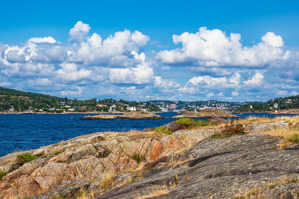 Blick von der Insel Merdø auf die Stadt Arendal in Norwegen | Blick von der Insel Merdø auf die Stadt Arendal in Norwegen.