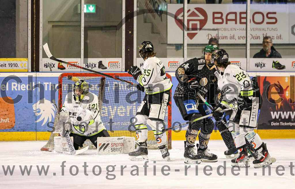 2024-02-23_047_TSV_Erding_gegen_ERSC_Amberg | Erding, Deutschland, 23.02.2024:
Eishockey, Bayernliga Playoffs 2023 / 2024, 3. Spieltag, TSV Erding gegen ERSC Amberg, Endergebnis: 2:3 n. V.

Torwart Timon Bätge (ERSC Amberg, #31), Lukas Salinger (ERSC Amberg, #95), Michael Trox (Erding Gladiators, #86), Hunter Fortin (ERSC Amberg, #22)

Foto: Christian Riedel / fotografie-riedel.net