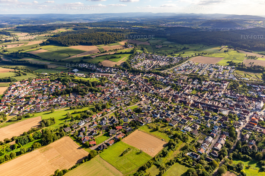 Luftbild: Ortsansicht der Straßen und Häuser der Wohngebiete im Ortsteil Jöhlingen in Walzbachtal im Bundesland Baden-Württemberg in Deutschland. Foto: IMG_093416.jpg vom 22.08.2016 durch Werner Riehm/FLY-FOTO.de