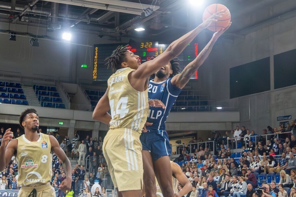 easy Credit BBL, Basketball Bundesliga, Saison 2024/25, 2. Spieltag: MLP Academics Heidelberg gegen RASTA Vechta. Bild: Isaiah Cozard (44, Vechta) und Michael Weathers (20, Heidelberg) springen zum Ball | easy Credit BBL, Basketball Bundesliga, Saison 2024/25, 2. Spieltag: MLP Academics Heidelberg gegen RASTA Vechta. Bild: Isaiah Cozard (44, Vechta) und Michael Weathers (20, Heidelberg) springen zum Ball - Realisiert mit Pictrs.com