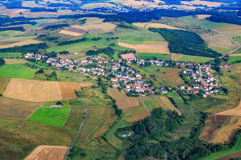 Luftbild: Dorfansicht von Osten am Dommersbach im Ortsteil Mosberg-Richweiler in Nohfelden im Bundesland Saarland in Deutschland. Foto: IMG_091960.jpg vom 16.07.2016 durch Werner Riehm/FLY-FOTO.de