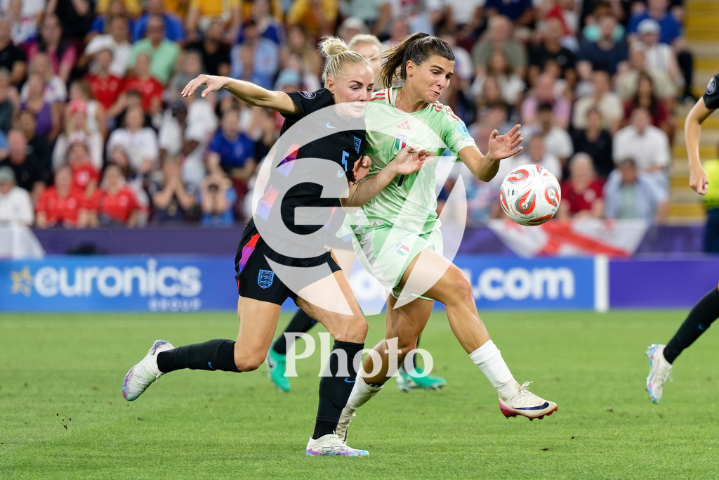 England v Italy - UEFA Women's EURO 2025 Semi-Final | GENEVA, SWITZERLAND - JULY 22: Alex Greenwood of England (L) and Lauren James of England (R) fight for possession  during the UEFA Women's EURO 2025 Semi-Final match between England and Italy at Stade de Geneve on July 22, 2025 in Geneva, Switzerland. (Photo by Giuseppe Velletri/Sports Press Photo/Getty Images)