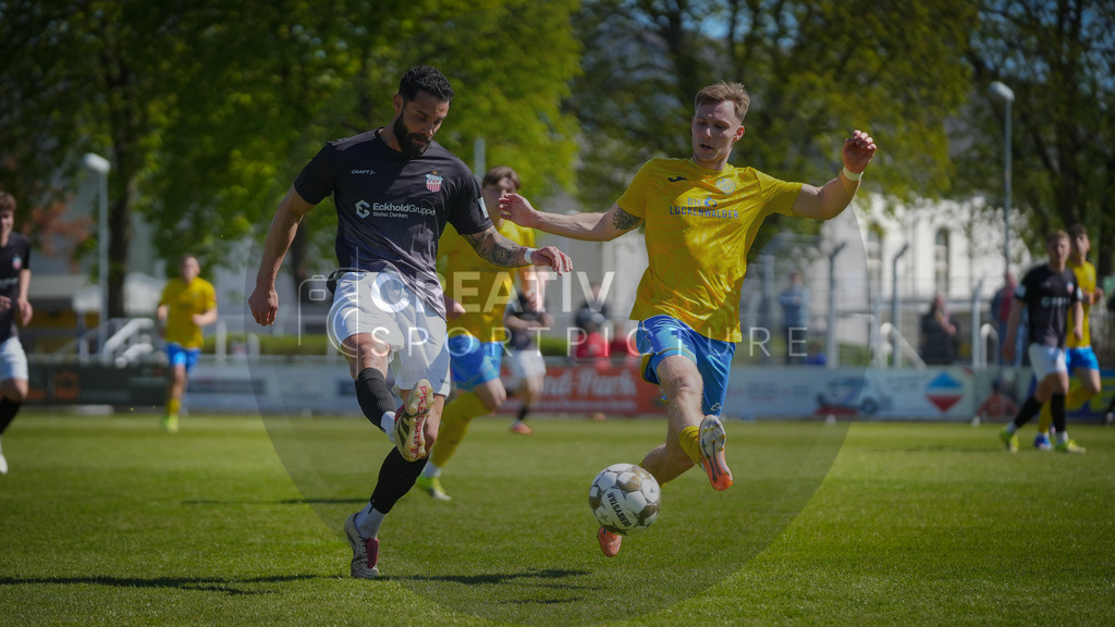Fußball, Herren, Saison 2025/2026, Regionalliga Nordost, 31. Spieltag, FSV 63 Luckenwalde vs. FSV Zwickau, Sonntag 26.04.2026, Werner-Seelenbinder-Stadion Luckenwalde | Fußball, Herren, Saison 2025/2026, Regionalliga Nordost, 31. Spieltag, FSV 63 Luckenwalde vs. FSV Zwickau, Sonntag 26.04.2026, Werner-Seelenbinder-Stadion Luckenwalde, Im Bild: Joshua Putze (l. Zwickau) und Fabio Schneider (r. Luckenwalde) - Realisiert mit Pictrs.com