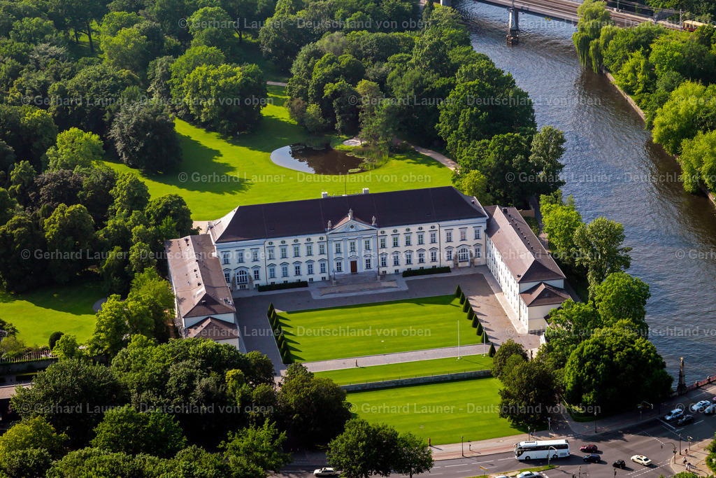 2790163 | Das Schloss Bellevue (sinngemäß: Schöne Aussicht) im Berliner Ortsteil Tiergarten ist der erste Amtssitz des deutschen Bundespräsidenten. Es liegt im Zentrum der deutschen Hauptstadt am Nordrand des Großen Tiergartens direkt am Spreeufer.