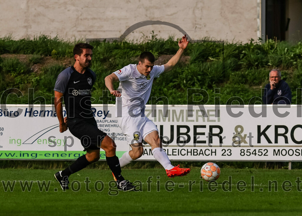 2023-08-08_037_FC_Moosinning_gegen_FC_Langengeisling | Moosinning, Deutschland, 08.08.2023:
Fußball, Bezirksliga Oberbayern Ost 2023 / 2024, 3. Spieltag, FC Moosinning gegen FC Langengeisling, Endergebnis: 0:4

Lucas Seeholzer (FC Langengeisling, #2), Fabian Ulitzka (FC Moosinning, #23)

Foto: Christian Riedel / fotografie-riedel.net