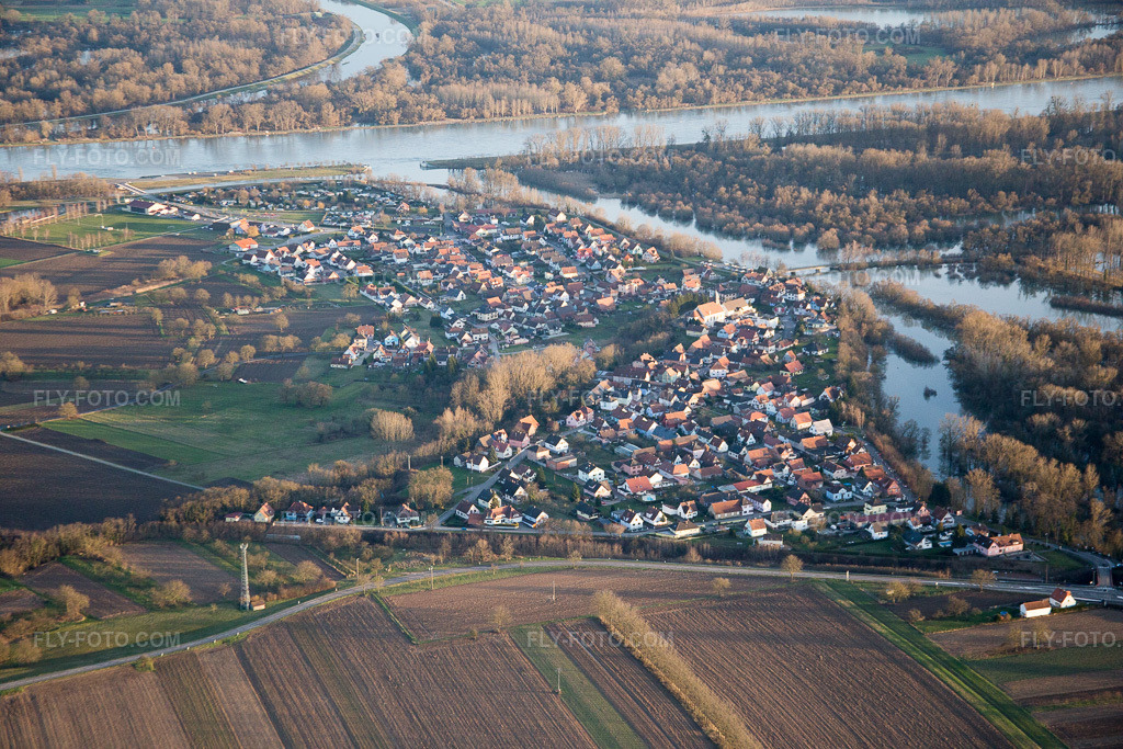 Aerial view: View of the town in Munchhausen in the state Bas-Rhin, France.Photo: IMG_086039.jpg taken on 02/06/2016 by Werner Riehm/FLY-FOTO.comResolution of the original: 5472 x 3648 px