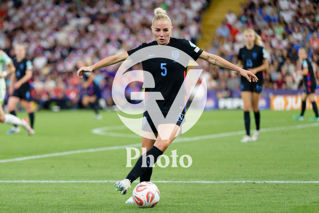 England v Italy - UEFA Women's EURO 2025 Semi-Final | GENEVA, SWITZERLAND - JULY 22:  Alex Greenwood of England controls the ball  during the UEFA Women's EURO 2025 Semi-Final match between England and Italy at Stade de Geneve on July 22, 2025 in Geneva, Switzerland. (Photo by Giuseppe Velletri/Sports Press Photo/Getty Images)