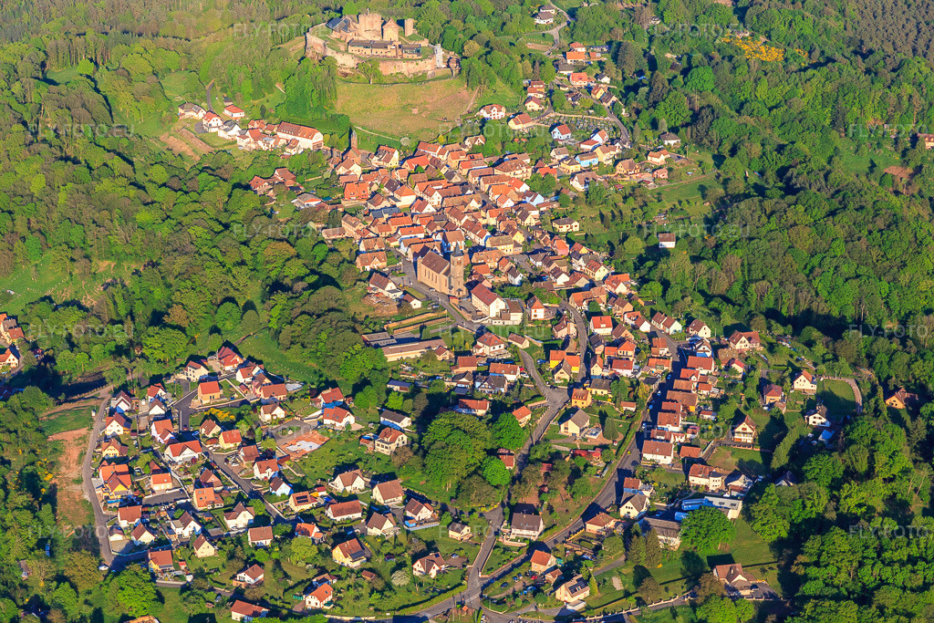 Vue aérienne: Vue de la ville dans les Vosges du Nord depuis l'ouest en contrebas du château de Lichtenberg à Lichtenberg dans le département Bas Rhin, France. Photo: IMG_145795.jpg prise le 30/04/2025 par Werner Riehm/FLY-FOTO.euRésolution de l'original: 5472 x 3648 pxVisiter le château de Lichtenberg dans les Vosges du Nord - Alsace