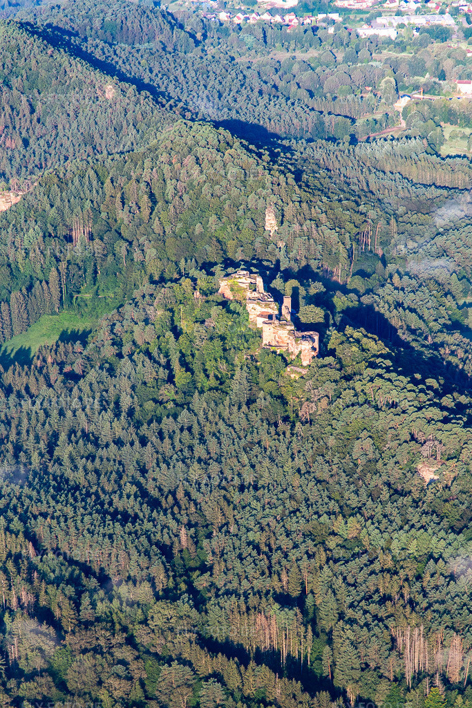 Luftbild: Burgenmassiv Altdahn mit Burgruinen Granfendahn und Tanstein in Dahn im Bundesland Rheinland-Pfalz in Deutschland. Foto: IMG_143079.jpg vom 06.08.2024 durch Werner Riehm/FLY-FOTO.de