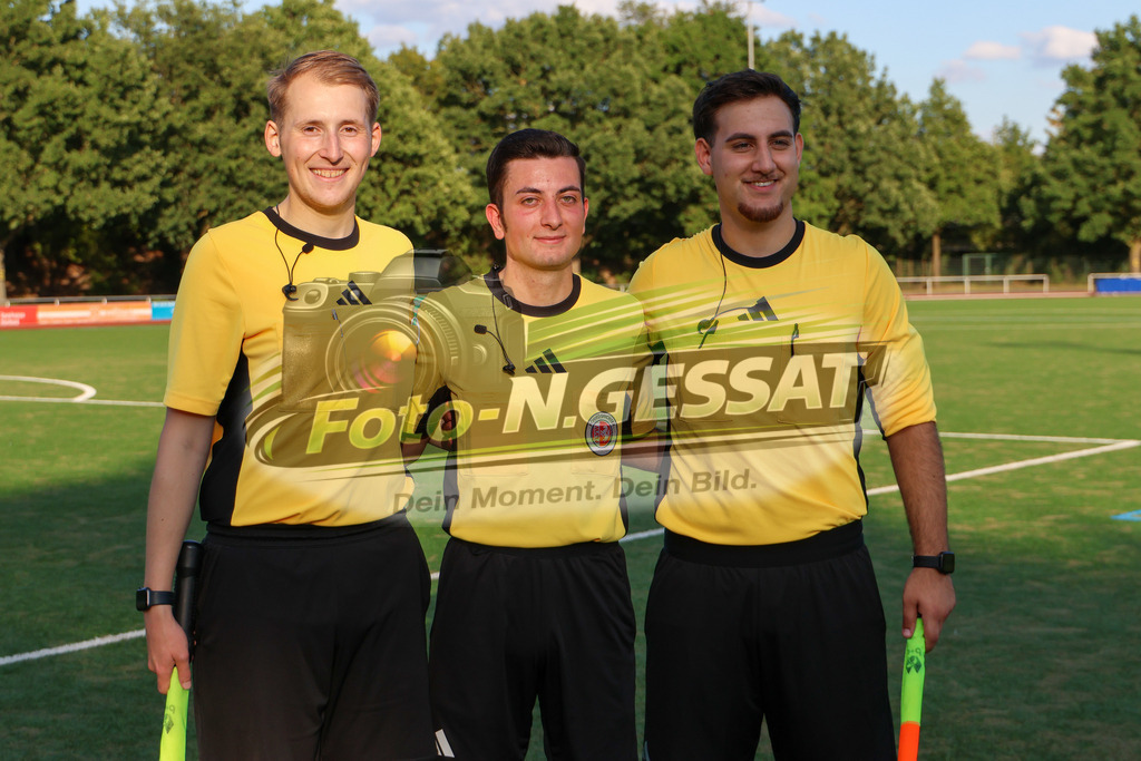 TuS Bardüttingdorf - TuRa Löhne | Auf dem Bild zu sehen: Schiedsrichtergespann v.l.: Lukas Paul Möller, Antonio Ljubas, Efe Arda Borazanci SV Löhne-Obernbeck, SG FA Herringhausen/Eickum, Saison 26/27, Fistelmann SuperCup - Realisiert mit Pictrs.com